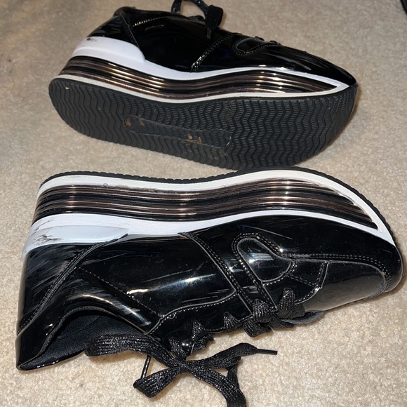 Black shiny platform metallic detailed sneakers - Picture 3 of 4